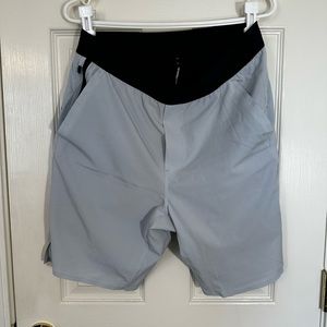 EUC Ten Thousand Light Grey Size L w/ liner 9” inseam